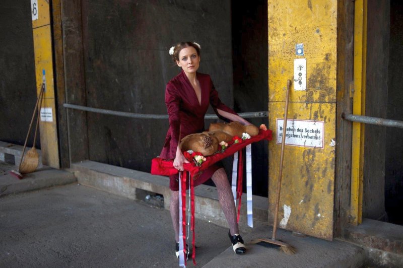 Anna Poetter - Ofrenda III - – das Allerheiligste auf den Spuren GELDES. Eine Pilgerreise von Zürich nach Frankfurt am Main